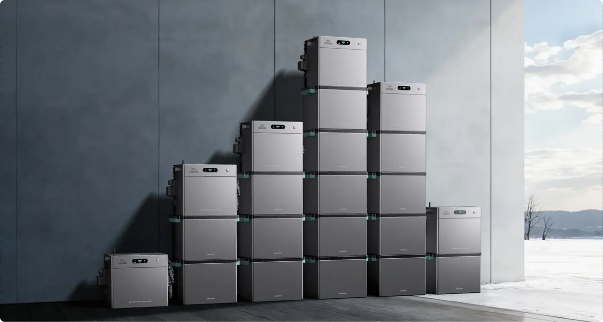 La performance du Zendure SolarFlow 2400 AC Pro mise en évidence par des unités empilées grises.
